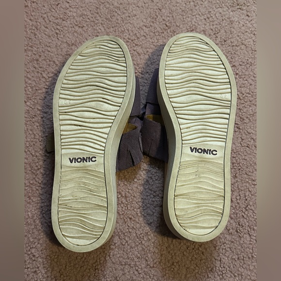 Vionic Suede Fringe Slides in purple sandals Fillmore size 9.5 EUC minor dirt - Picture 5 of 6